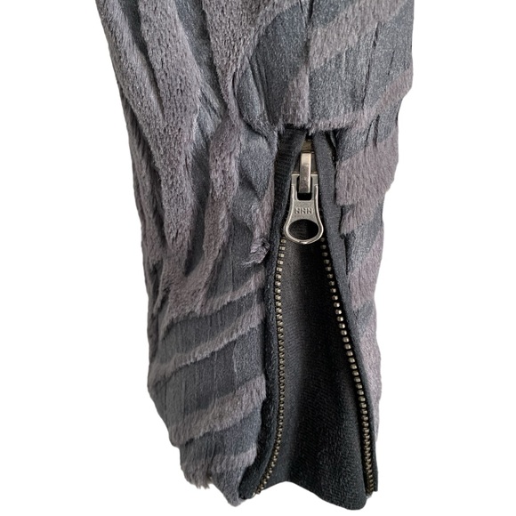 FOREVER 21 Gray Faux Fur Zebra Print Cropped Jacket size small - Picture 4 of 8